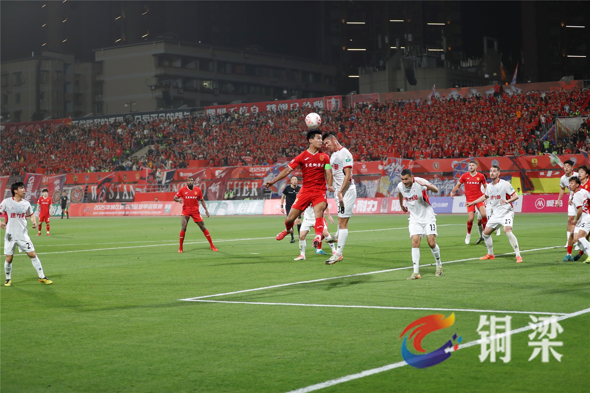 收获胜利的喜悦,球迷为球队加油呐喊 收获胜利的喜悦,球迷为球队加油呐喊