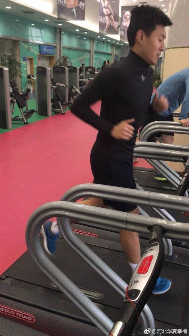 九游体育平台-华夏幸福球员伤愈复出,球队士气高涨