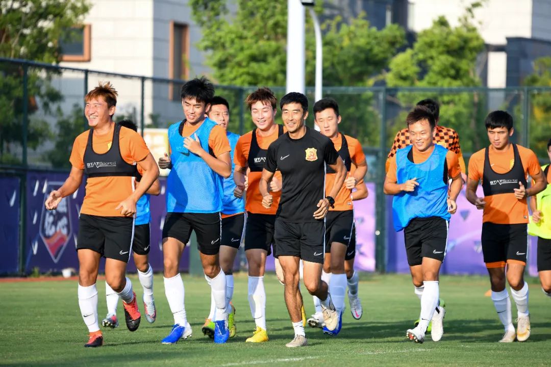 华夏幸福球员伤愈复出,球队士气高涨 华夏幸福球员伤愈复出,球队士气高涨