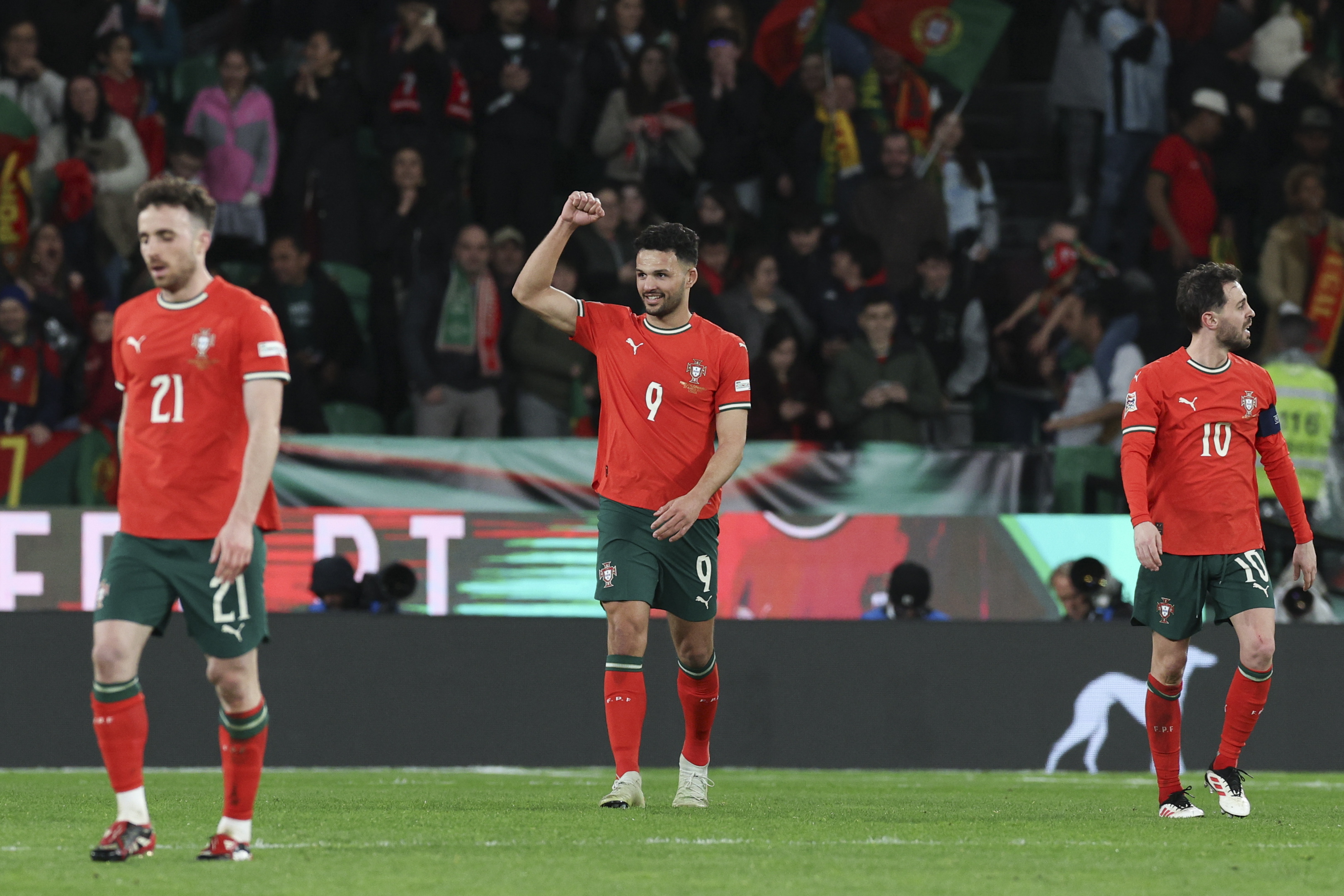 包含欧国联盛况空前！球队奋力拼搏，冠军之路不远的词条