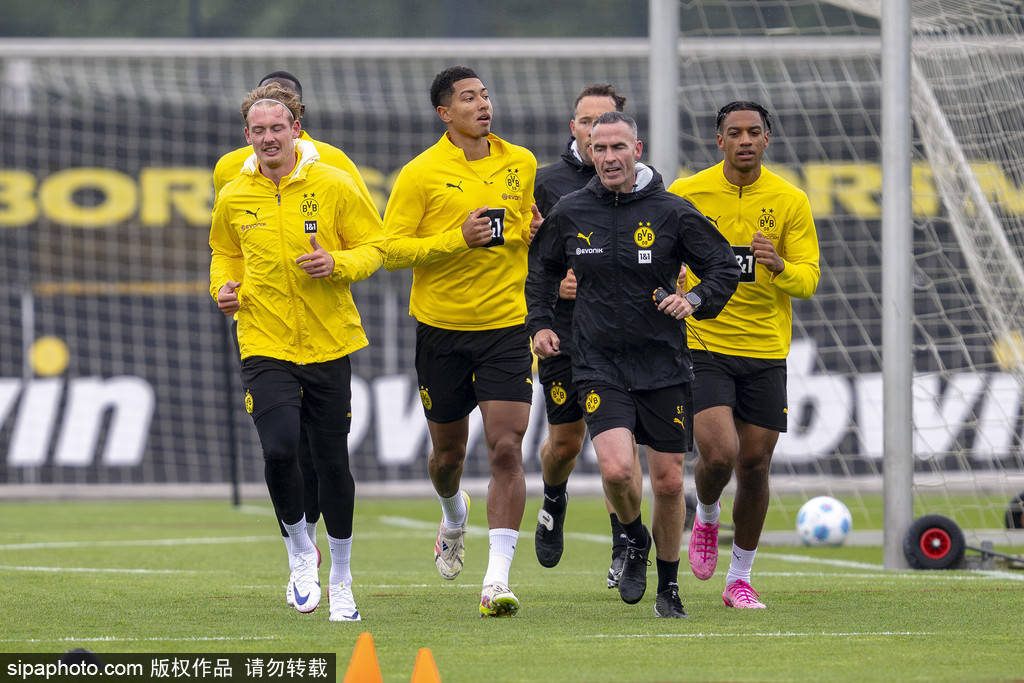 曼城横扫多特蒙德，轻松晋级四强