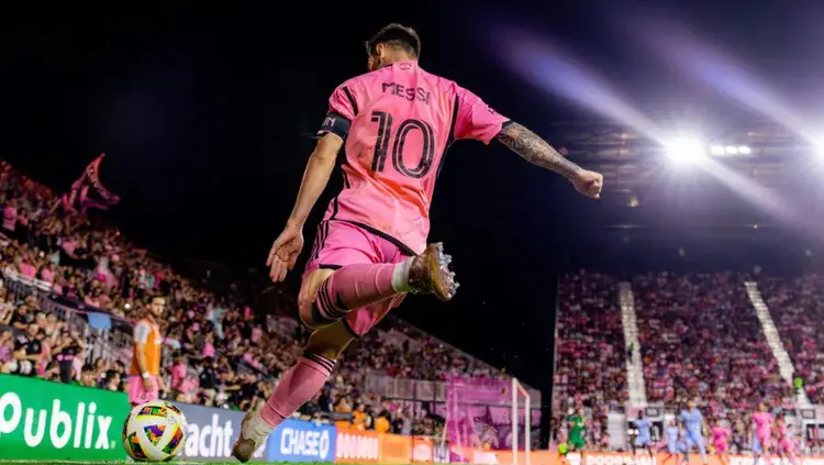 强强对决!欧洲足球巨星齐聚,绝对不能错过 强强对决!欧洲足球巨星齐聚,绝对不能错过