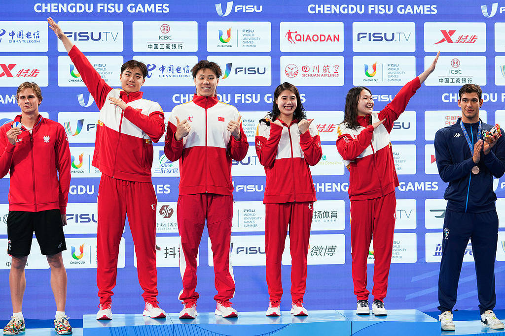 惊险比赛中球员们展现出坚韧不拔的精神 惊险比赛中球员们展现出坚韧不拔的精神