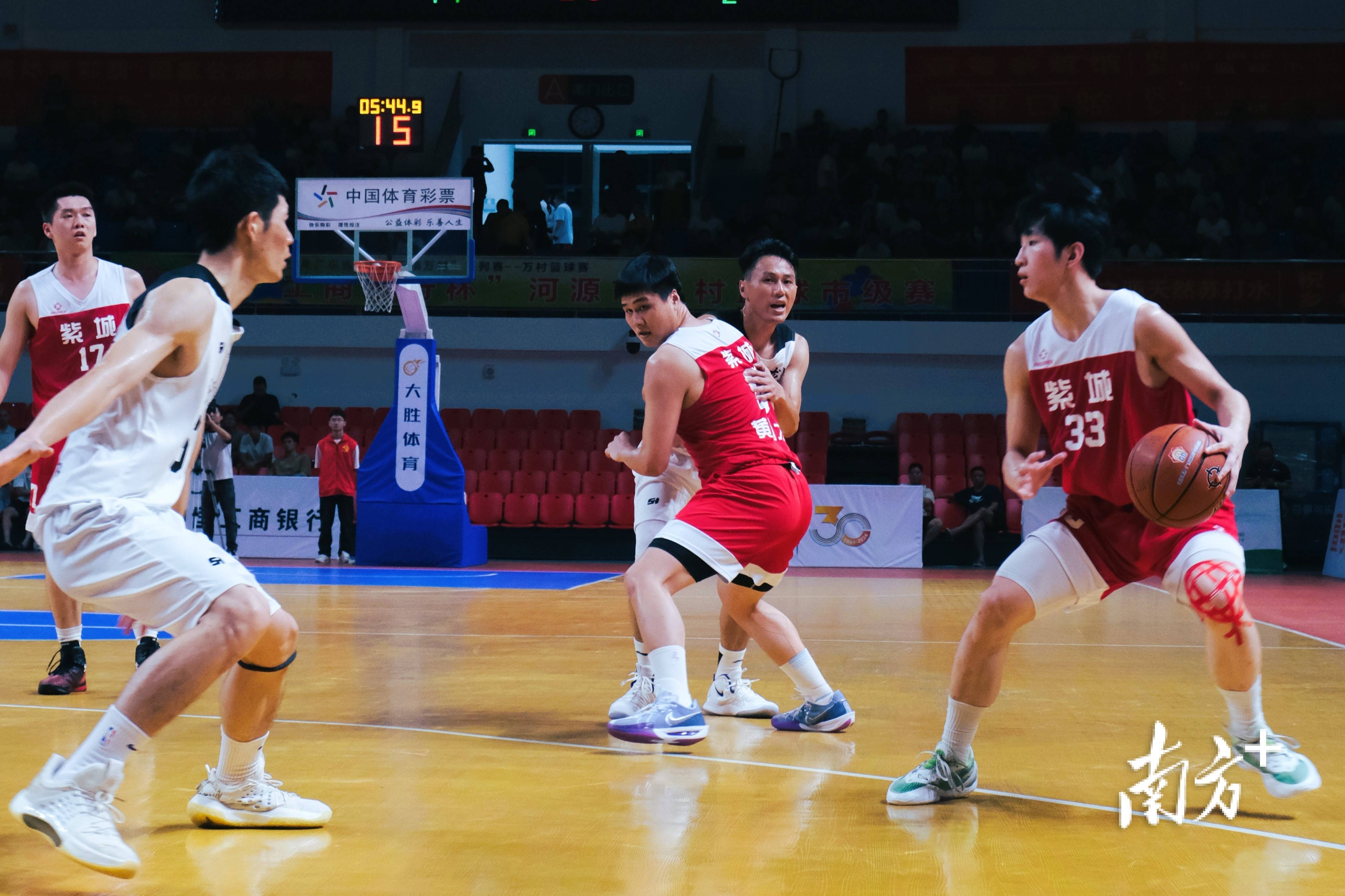 九游娱乐官方网站-本土篮球赛场气氛热烈激动人心