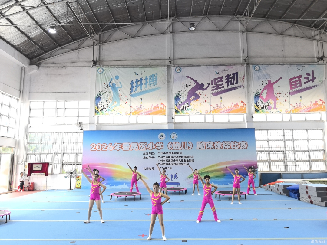 体操比赛上发生一场激烈角逐 体操比赛上发生一场激烈角逐