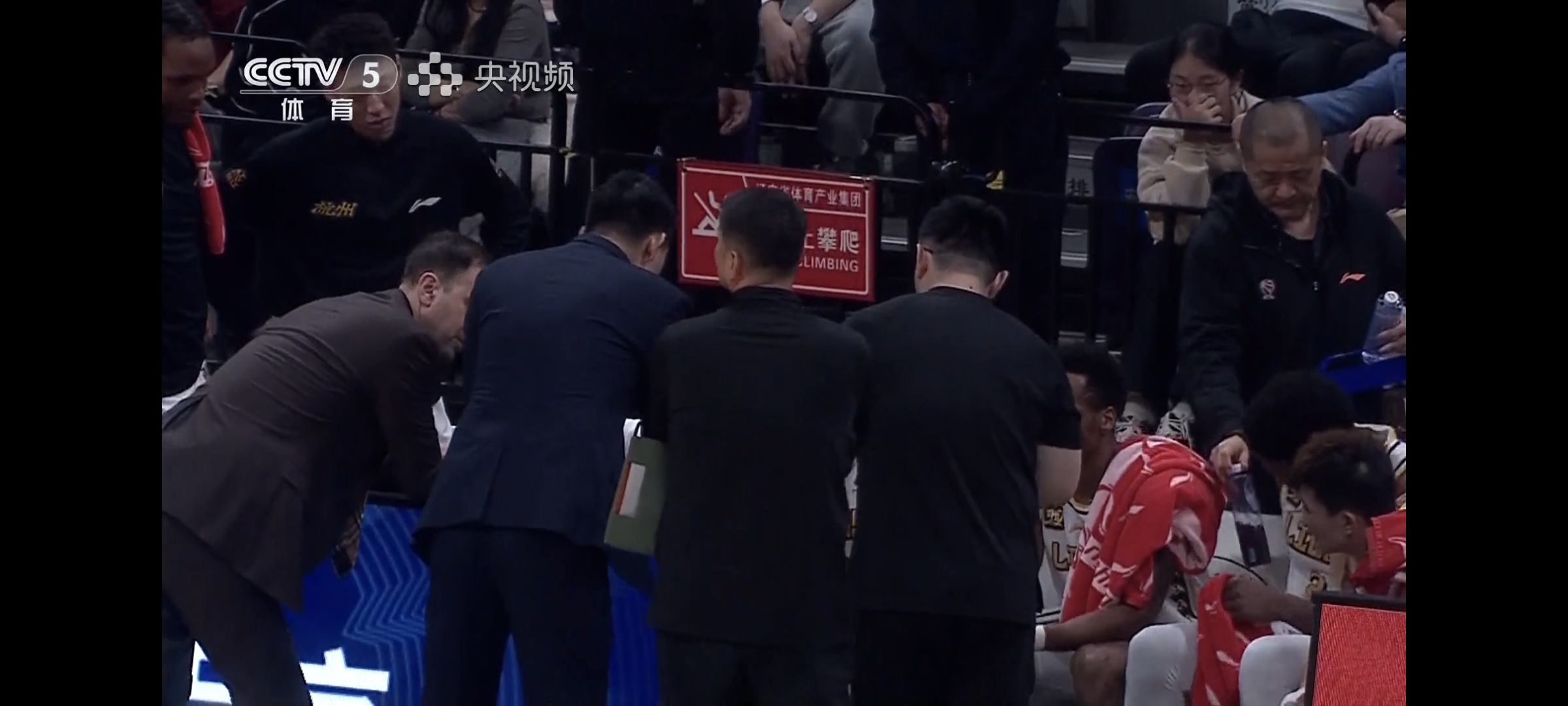 卫冕冠军遭遇意外失利,球迷议论纷纷的简单介绍 卫冕冠军遭遇意外失利,球迷议论纷纷的简单介绍