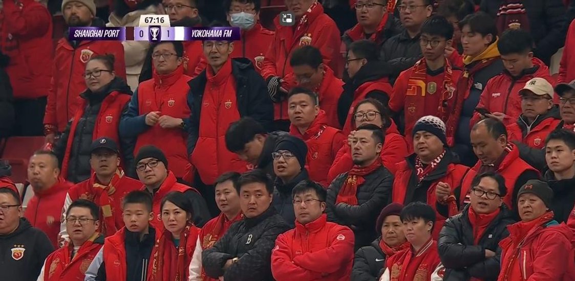 九游娱乐网页-上海上港全队送上助威，场面感人