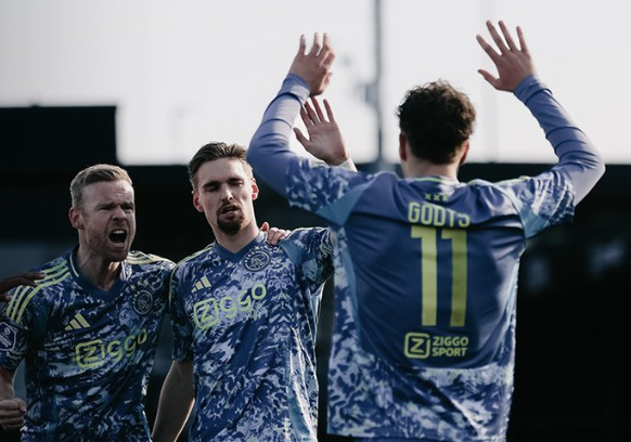 包含阿贾克斯取得连胜，继续领跑积分榜的词条