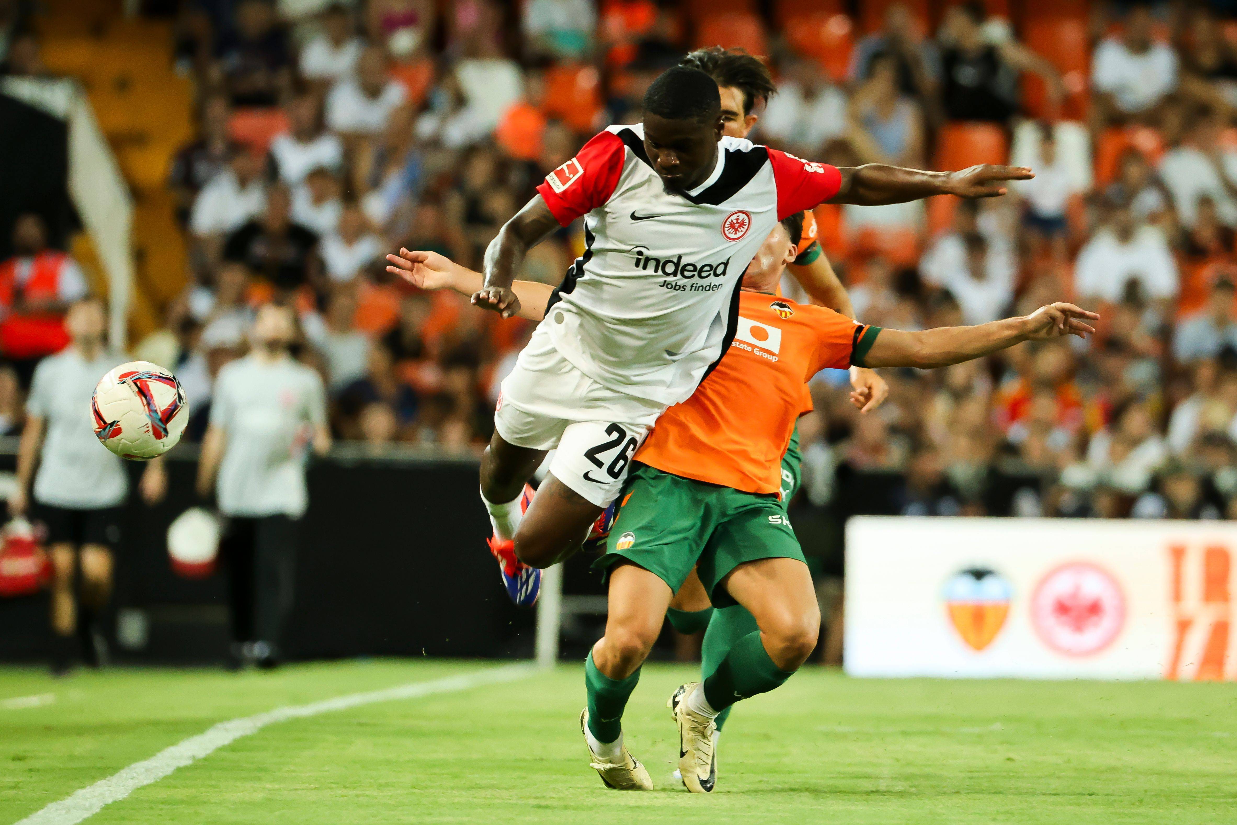 集体努力！法兰克福队客场夺胜