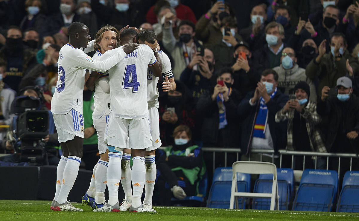 瓦伦西亚逆转战胜，球迷雀跃欢呼