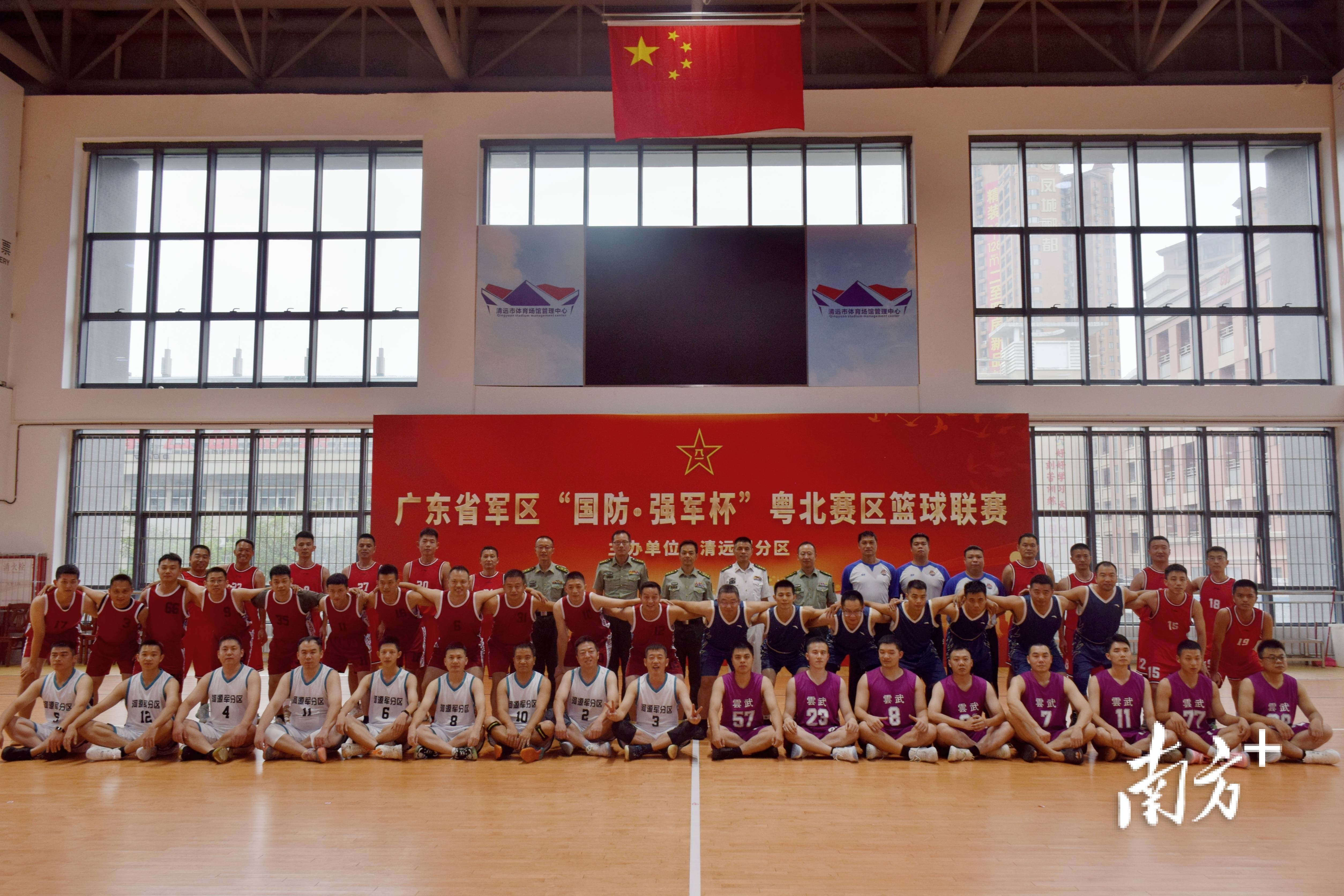 足球比赛的魅力无限，各队士气高昂