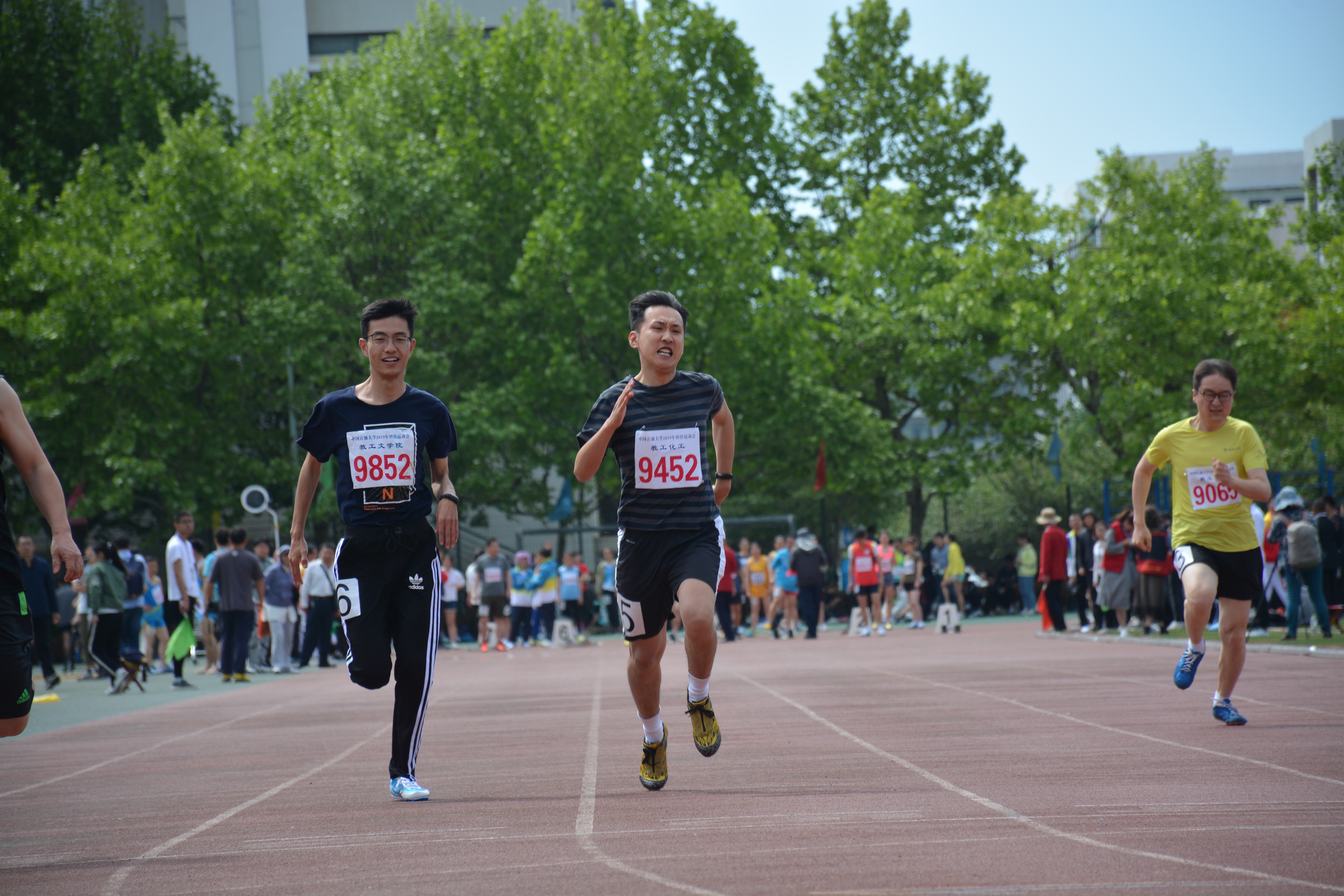 运动员斗志昂扬，创造历史传奇