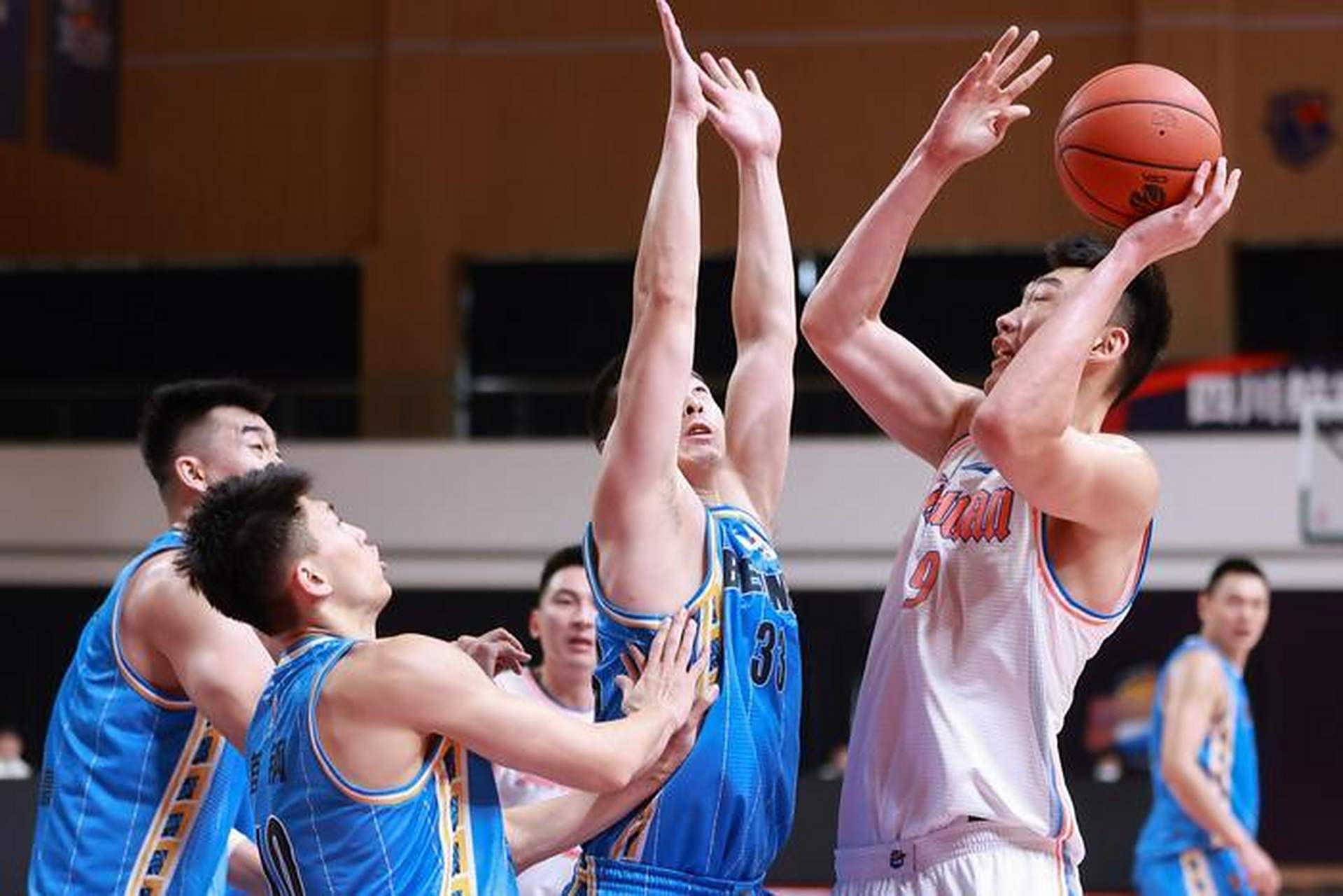 九游娱乐官方网站-比赛中间休息时各队球员交流,学习彼此经验的简单介绍