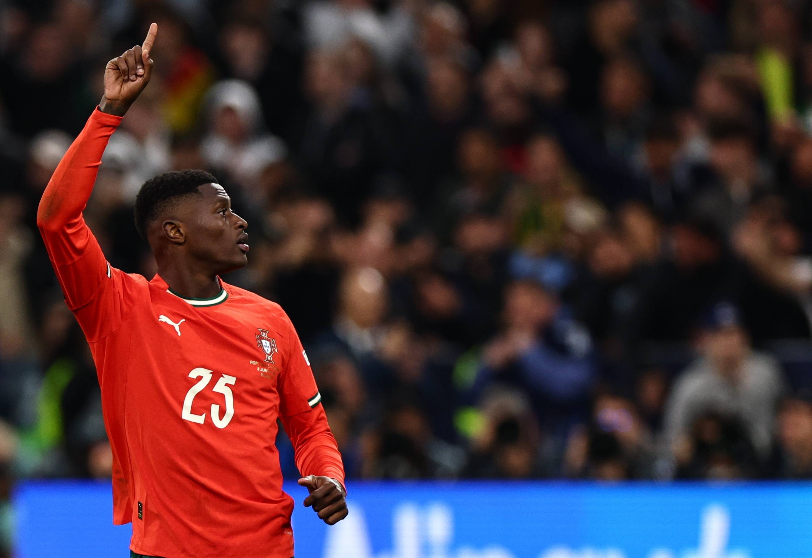 利物浦后卫连续发挥出色，被誉为团队支柱