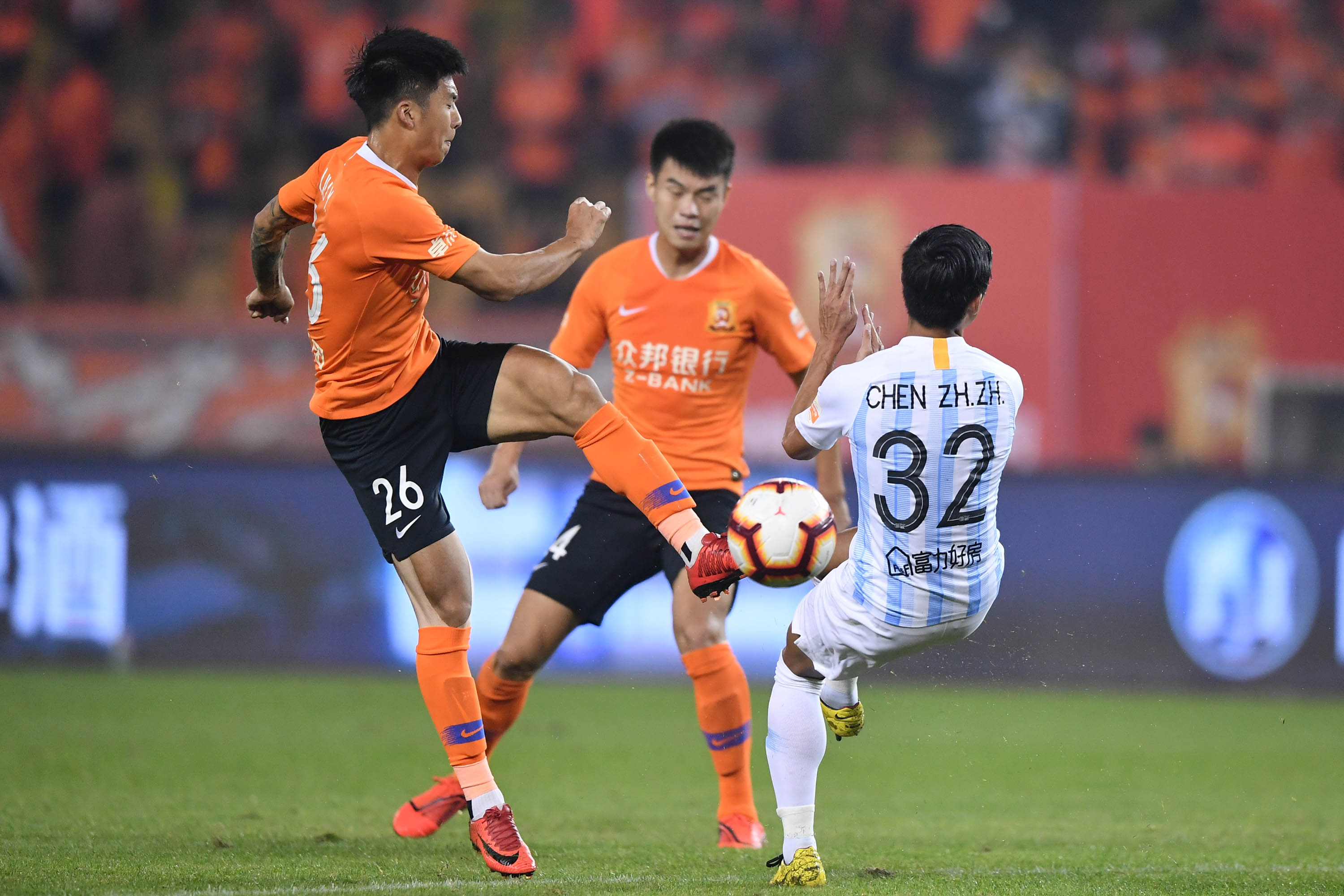 富力主场大胜，取得三分巩固中游位置表现稳定