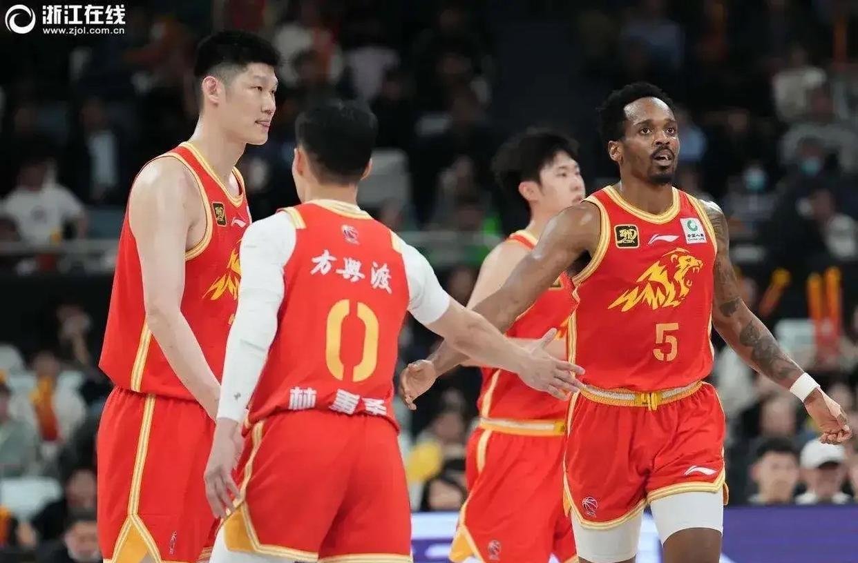 某队队员集体发力，士气高昂赢球