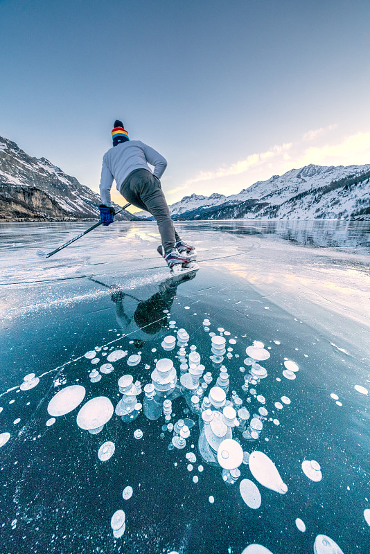 瑞士滑冰冠军展现实力，稳定进入决赛