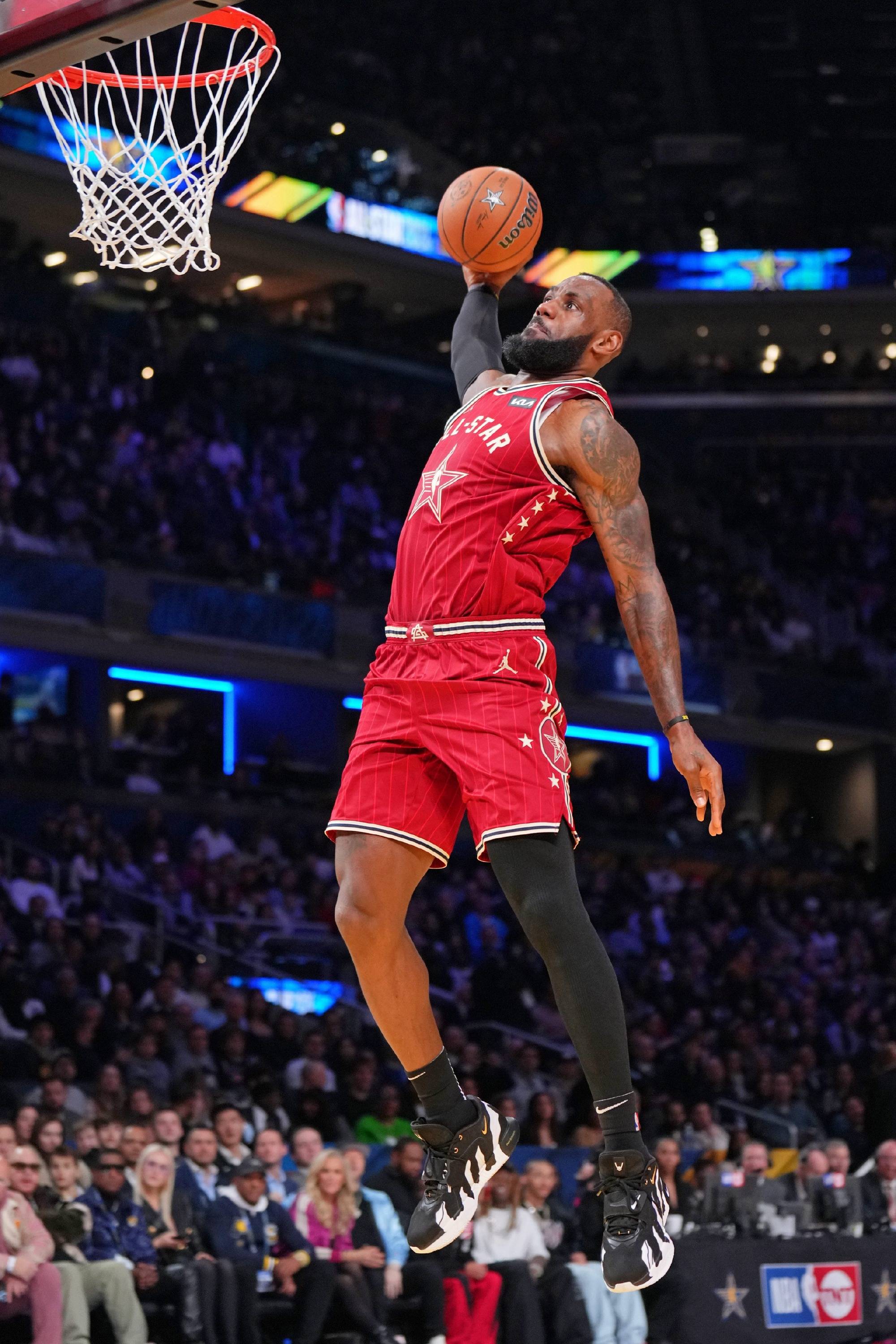 NBA明星赛：詹姆斯再次当选最有价值球员