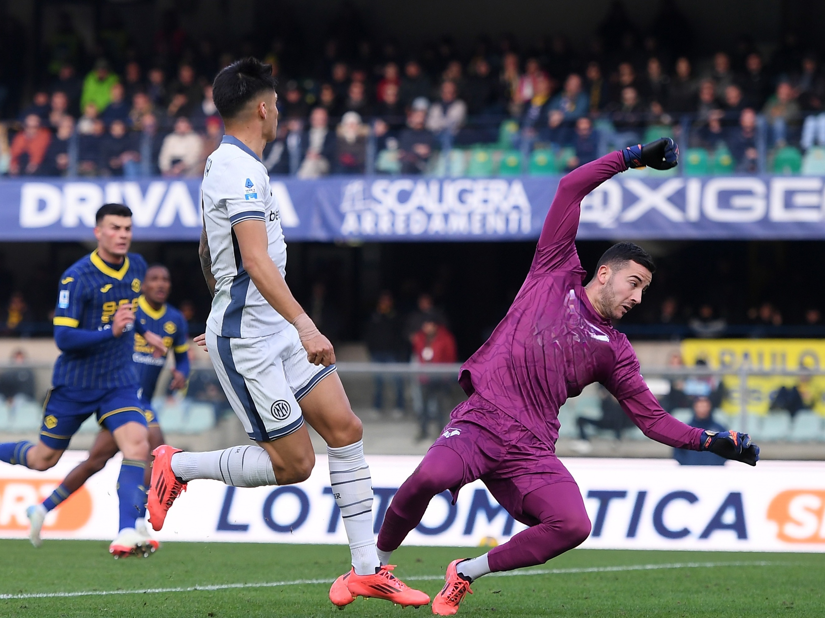 九游娱乐官方网站-包含维罗纳客场逼平乌迪内斯，保级形势不容乐观的词条