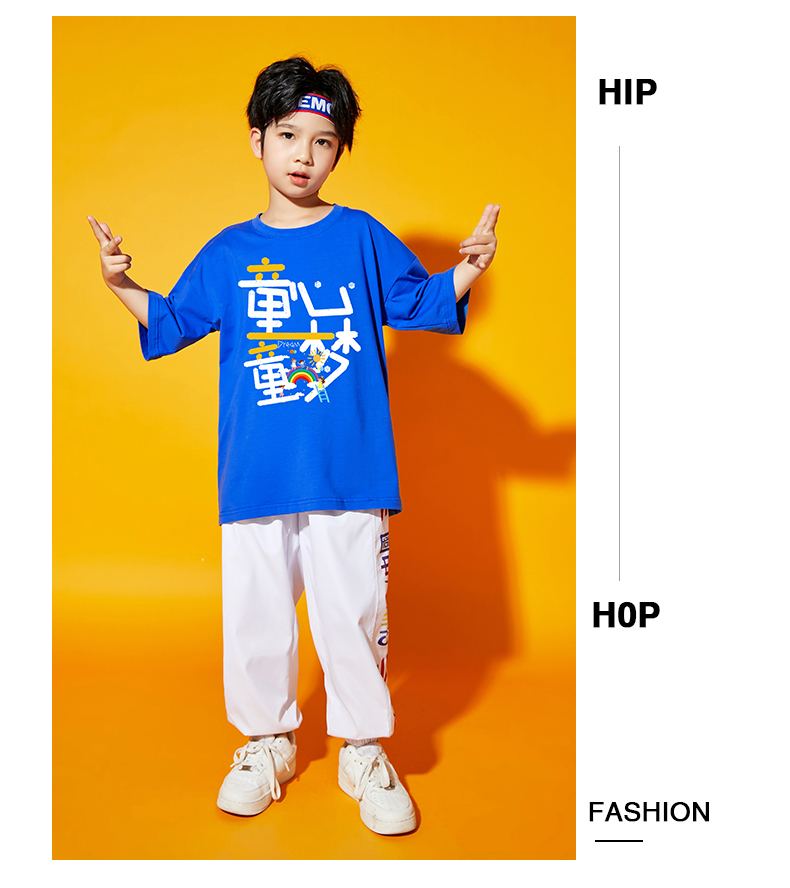 球星身穿统一短裤，拼合唱团表演精彩的简单介绍