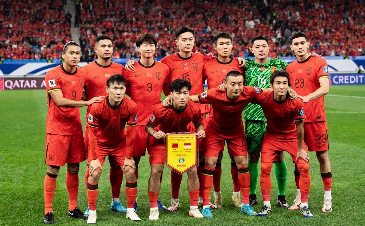 足球比赛上演角逐,双方势均力敌的简单介绍 足球比赛上演角逐,双方势均力敌的简单介绍