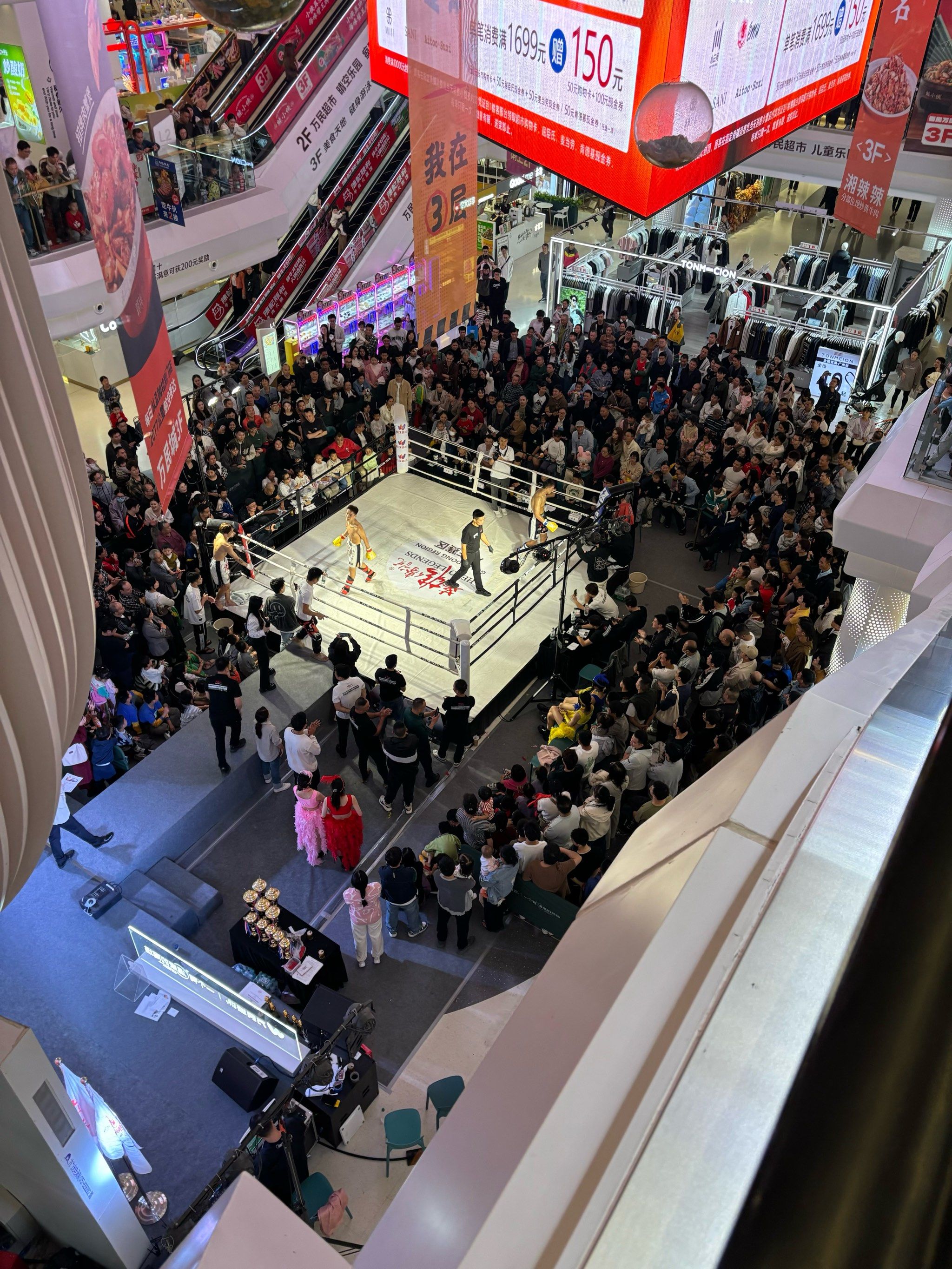 精彩纷呈的较量,击掌致意的瞬间定格争霸场的简单介绍 精彩纷呈的较量,击掌致意的瞬间定格争霸场的简单介绍