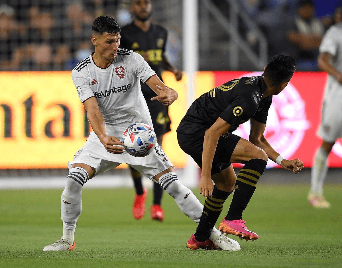 沙尔克04客场受挫,遭遇两连败 沙尔克04客场受挫,遭遇两连败