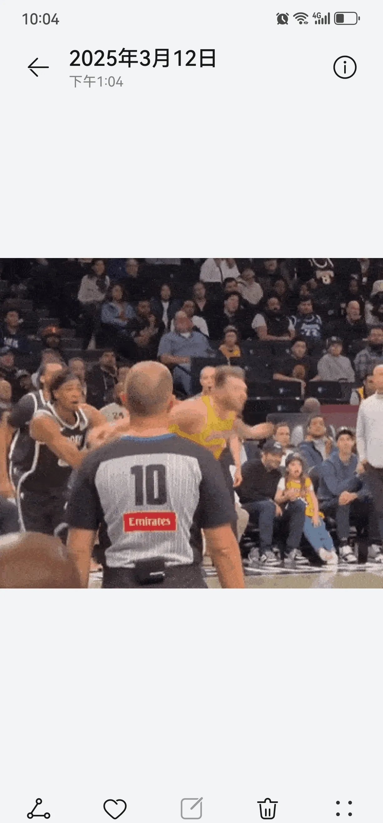 篮球比赛中的紧张局势引发观众热议