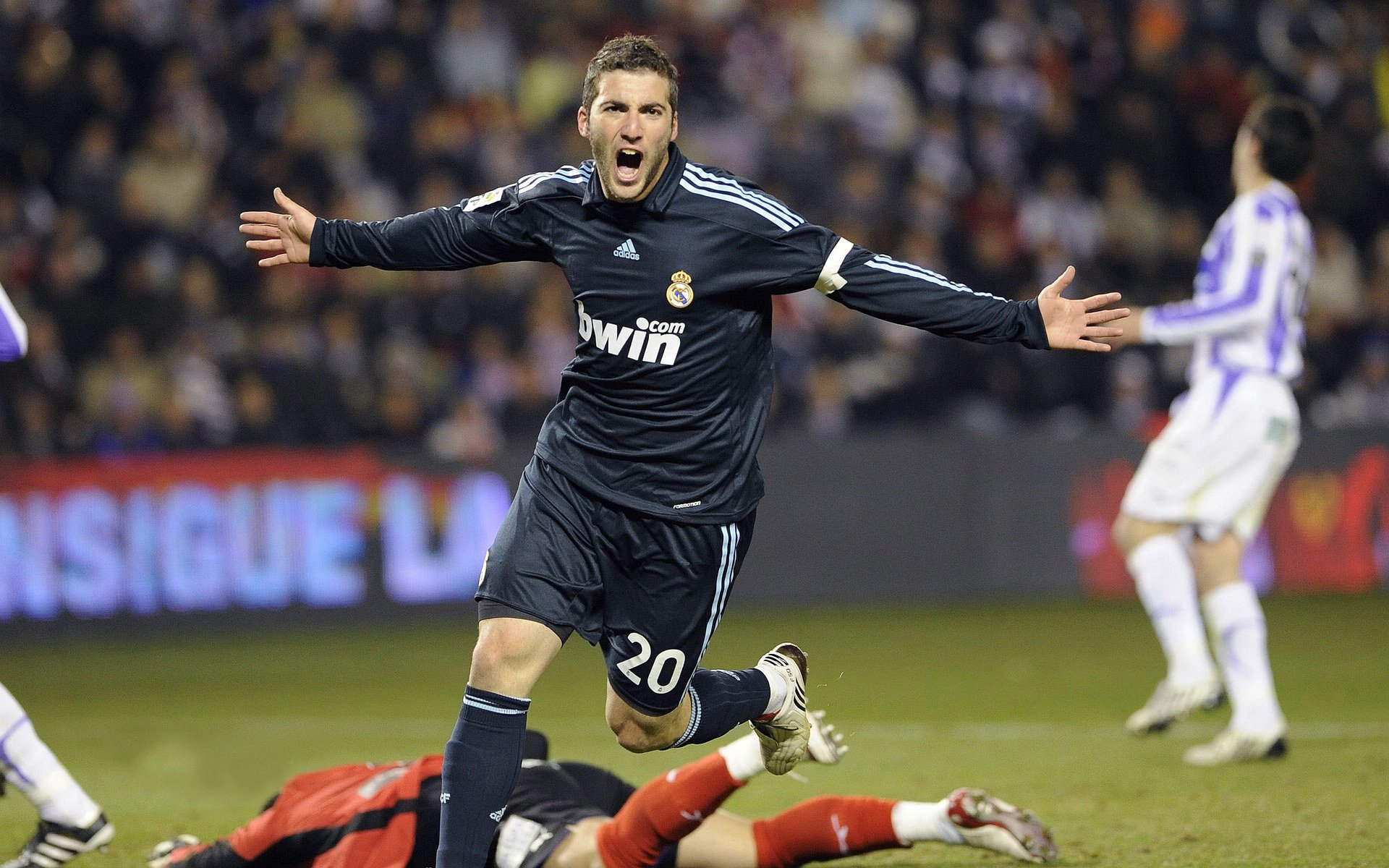 双重绝杀,神同步,当奥地利足球队绝杀波兰队,林高远如何扛起乒乓全队?